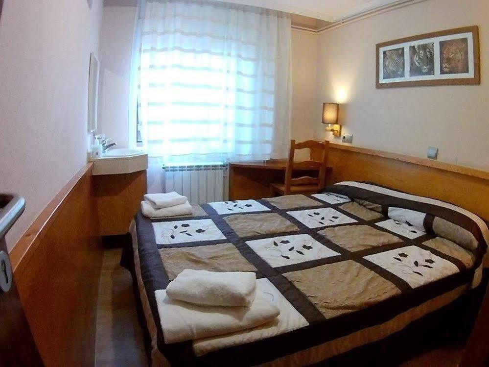 Hostal Fonda Galicia Cardedeu Εξωτερικό φωτογραφία